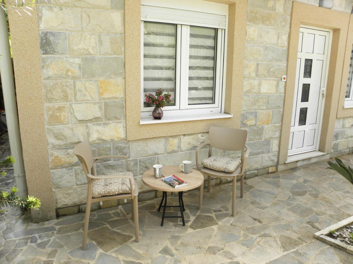 Apartments Aleksandra Risan Exterior foto